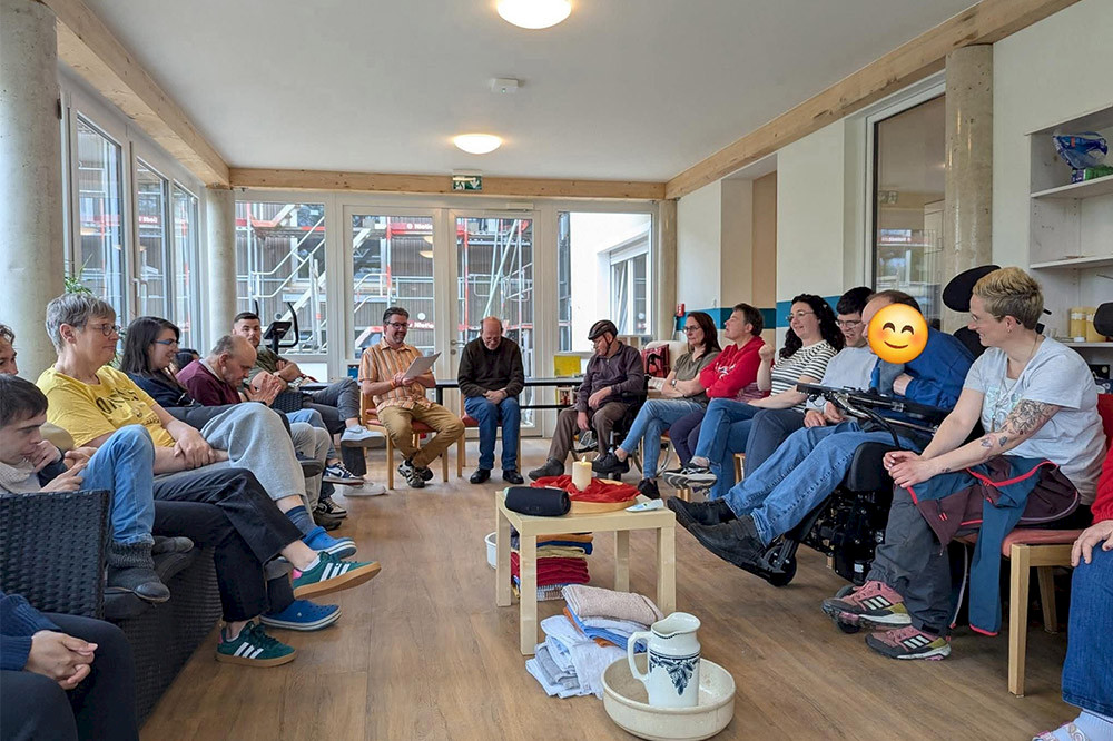 Bild zeigt eine große Gruppe verschiedener Personen.